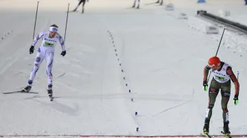 Finiš týmového sprintu v severské kombinaci