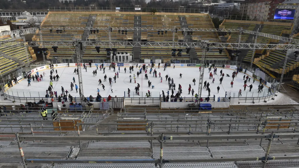 Za Lužánkami se již bruslí