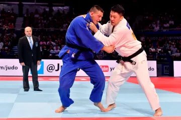 Lukáš Krpálek (vlevo) v souboji s Japoncem Hisajošim Harasawou