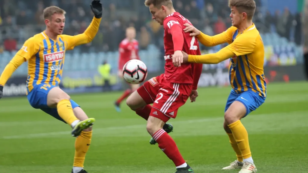 Lukáš Kalvach z Olomouce v obležení hráčů Opavy