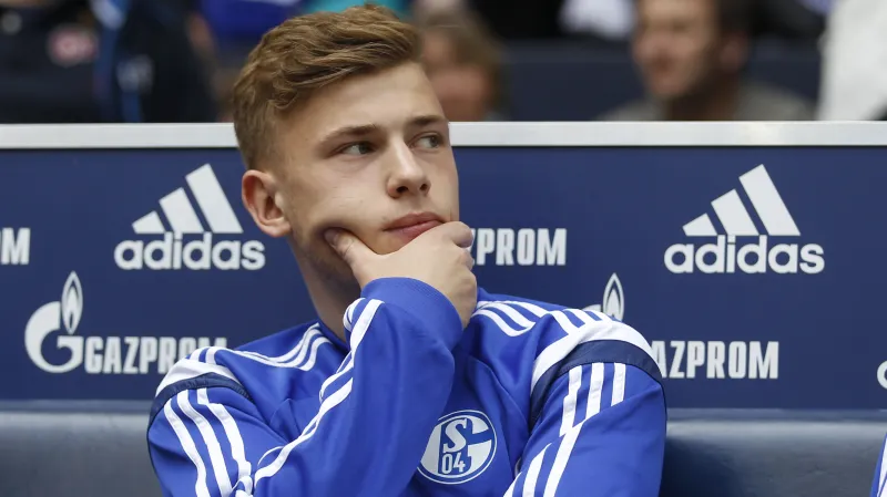 Max Meyer v dresu Schalke