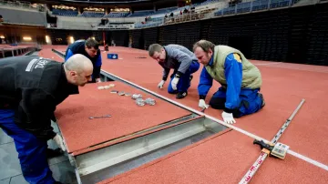 Sestavování atletické dráhy v O2 areně