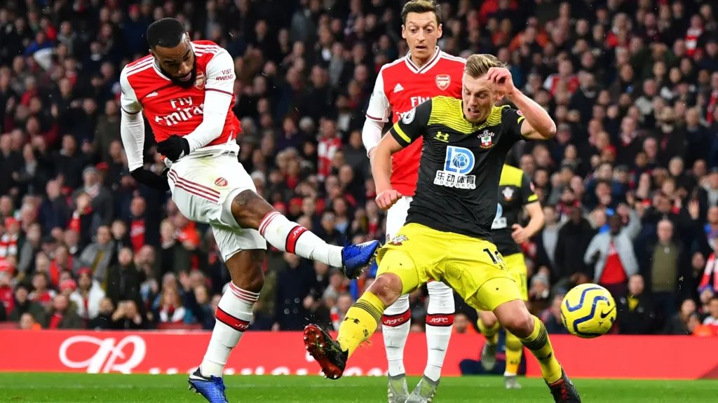 Útočník Arsenalu Alexandre Lacazette střílí branku Southamptonu