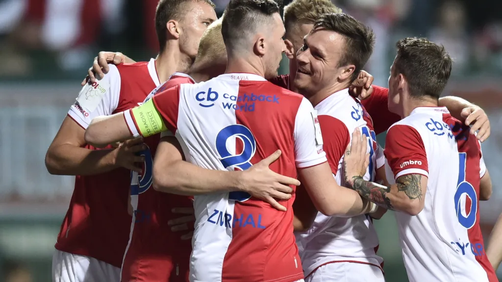 Stanislav Tecl zasypán spoluhráči