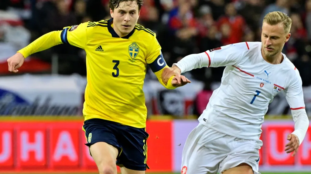 Victor Lindelöf v souboji s Antonínem Barákem