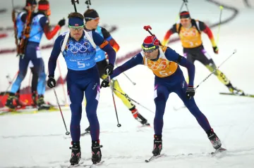 Ole Einar Björndalen (vpravo vpředu) a Emil Hegle Svendsen (vlevo vpředu)