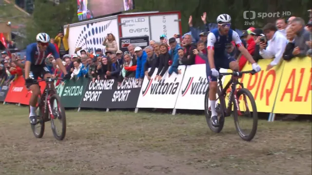 Závěr short tracku mužů a triumf Victora Koretzkyho