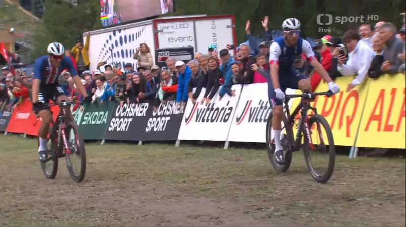 Závěr short tracku mužů a triumf Victora Koretzkyho