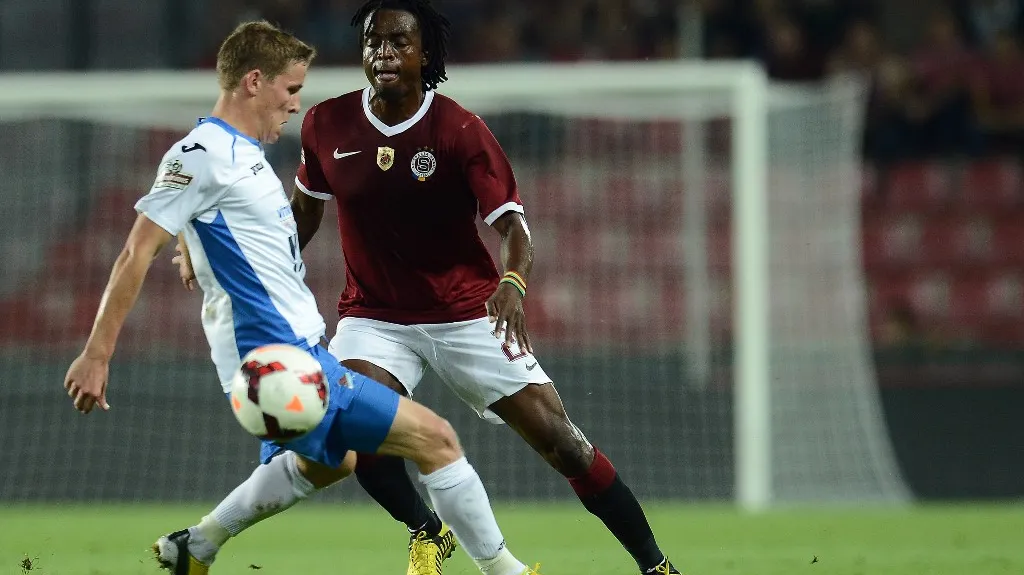 Obránce Sparty Costa Nhamoinesu (vpravo) a útočník Baníku David Petrus