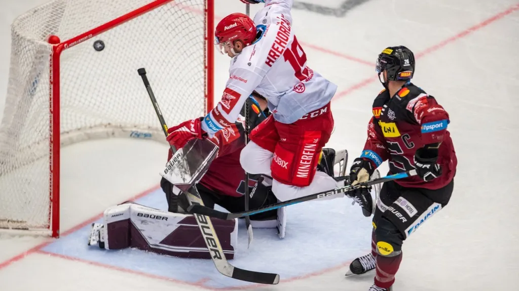 Třinecký Hrehorčák překonává brankáře Kořenáře