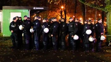 Policisté před stadionem v Hannoveru
