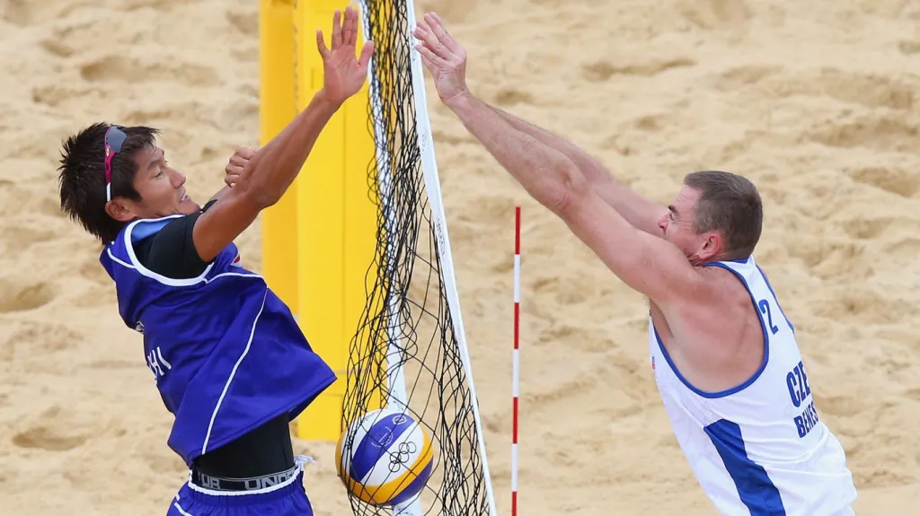 Kentaro Asahi (vlevo) a Petr Beneš při střetu na síti