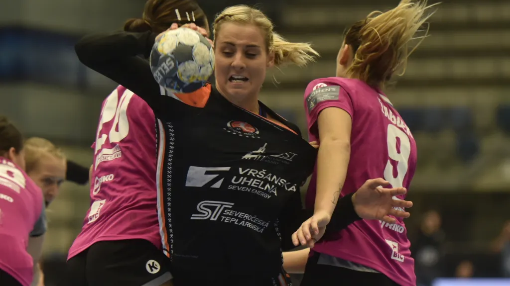 Michaela Borská se snaží prorazit obranou Krimu