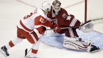 Nájezd v utkání Phoenix - Detroit