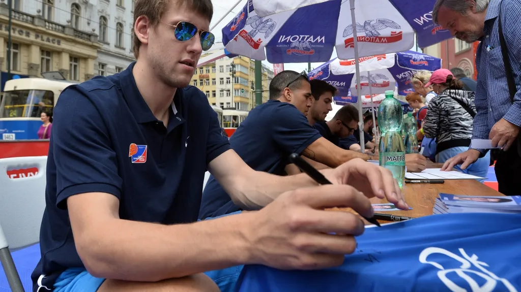 Jan Veselý se podepisuje českým fanouškům