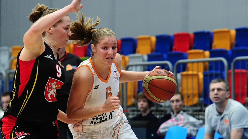 Ženská basketbalová liga (hradecká basketbalistka v černém)