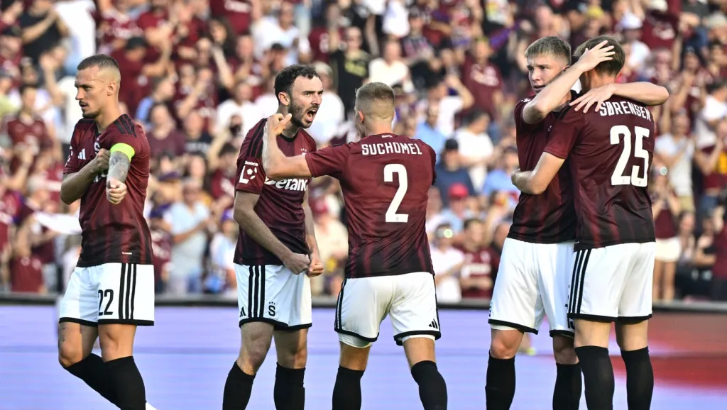 Fotbalisté Sparty se podporují před ligovým zápasem
