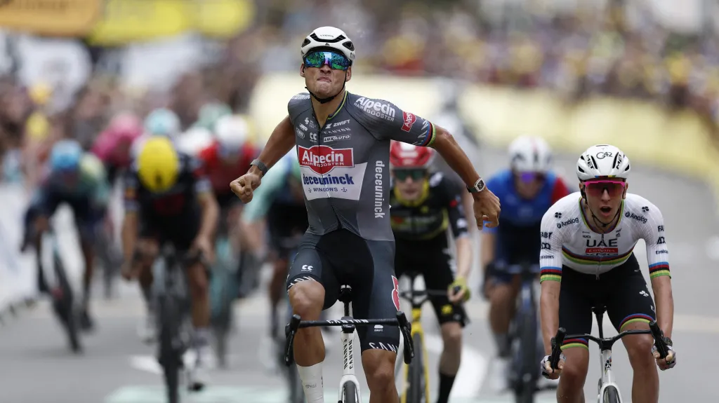 Mathieu van der Poel poráží Tadeje Pogačara