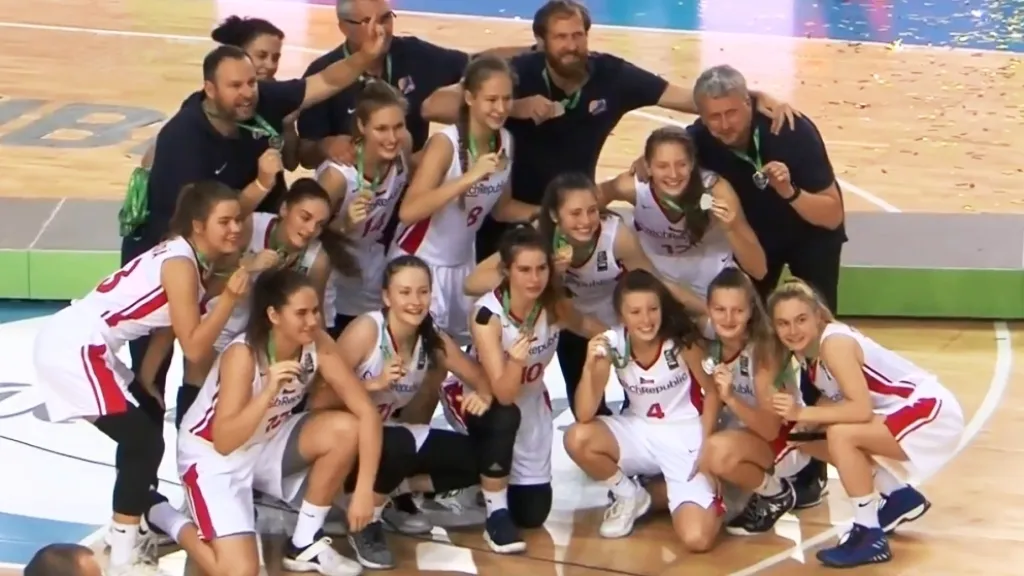 České basketbalistky do 16 let slaví evropské stříbro