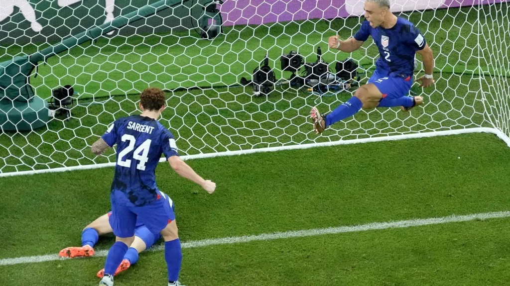 Sergino Dest slaví gól, jeho autor Christian Pulisic leží v bolestech