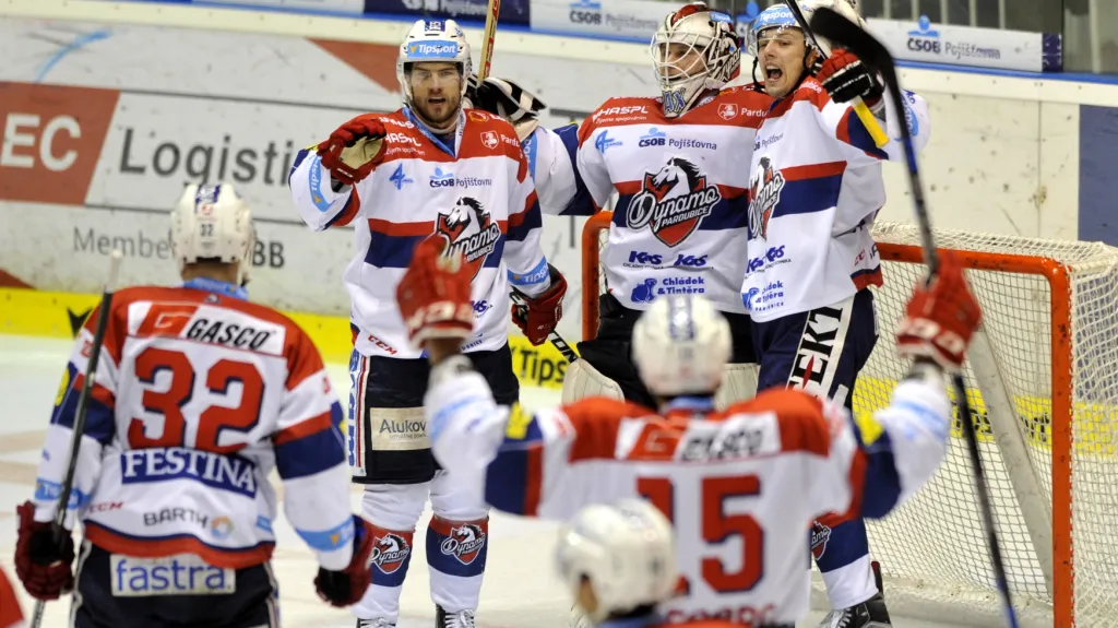 Hokejisté Pardubic se radují z výhry