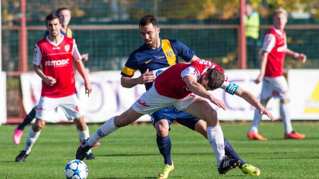 Opavský obránce Žídek v souboji s Jeřábkem z Pardubic