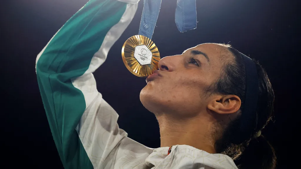 Alžírská boxerka Imán Chalífová se zlatou olympijskou medailí z Paříže