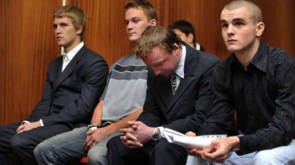 Čtveřice potrestaných mladíků