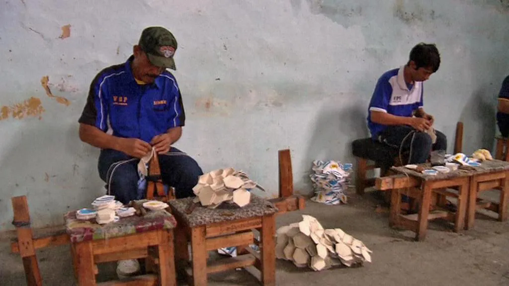 Indonéští vězni šijí míče pro Brazílii