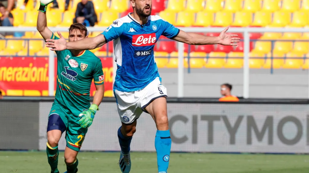 Útočník Neapole Fernando Llorente slaví gól