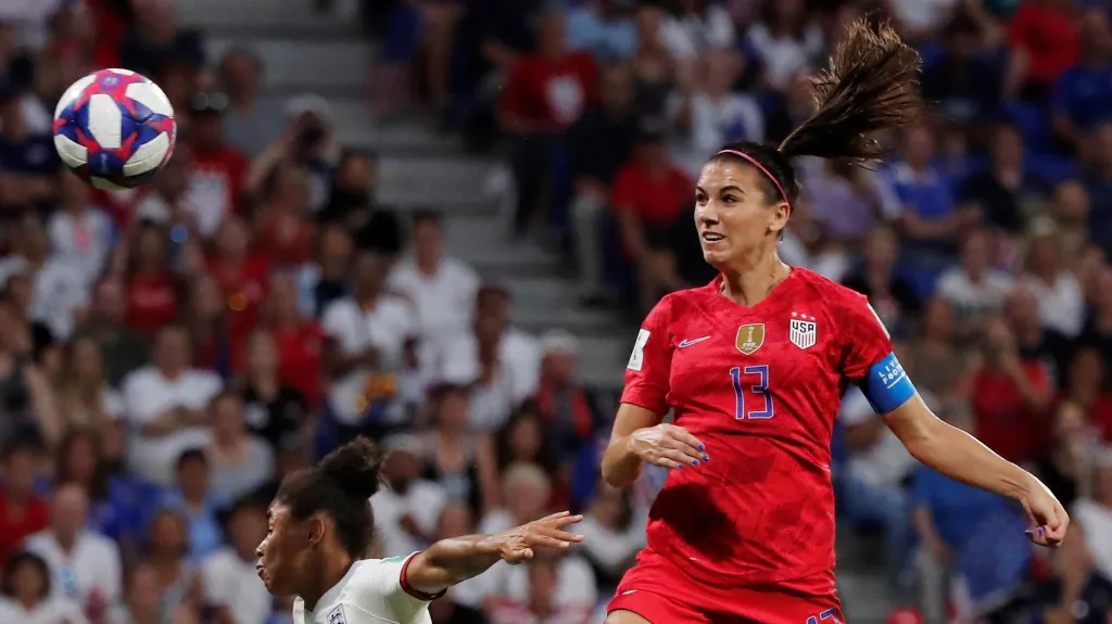 Alex Morganová dává postupový gól Američanek do finále MS