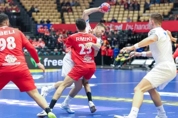 Lukáš Mořkovský se snaží prosadit proti agresivní tuniské obraně