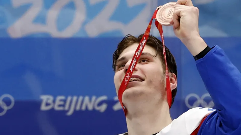 Juraj Slafkovský s bronzovou olympijskou medailí