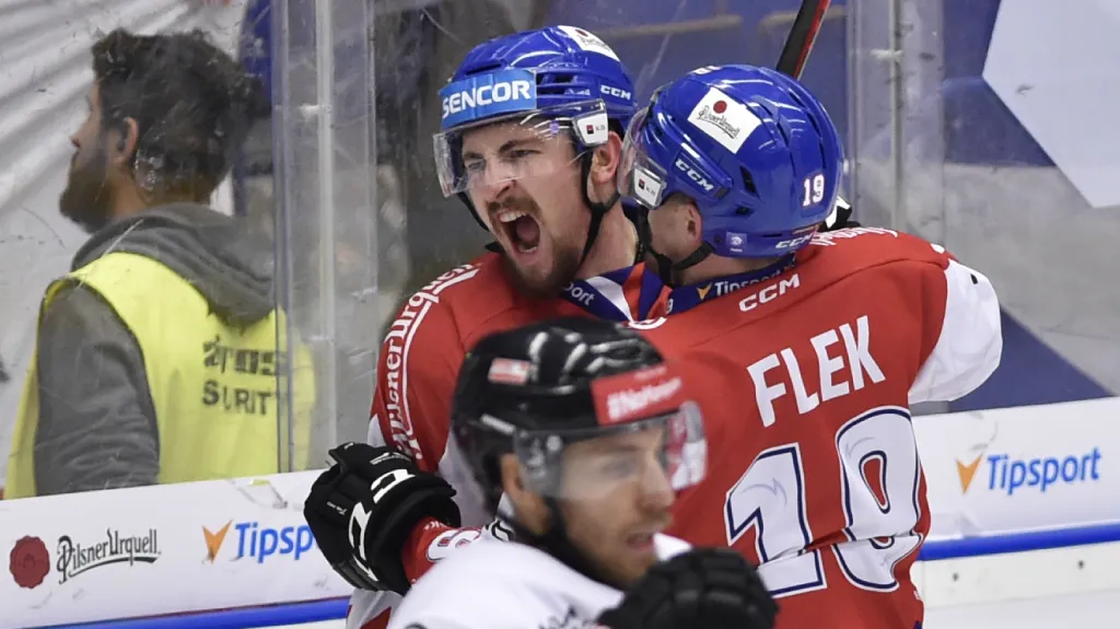Jiří Černoch slaví trefu proti Rakousku s Jakubem Flekem