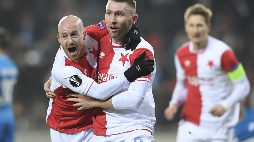 Slávista Jaromír Zmrhal (vpravo) slaví gól s Miroslavem Stochem