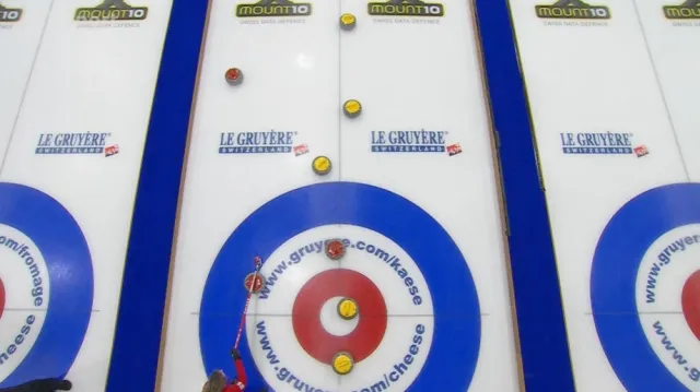 Fragmenty z finále ME v curlingu mužů i žen