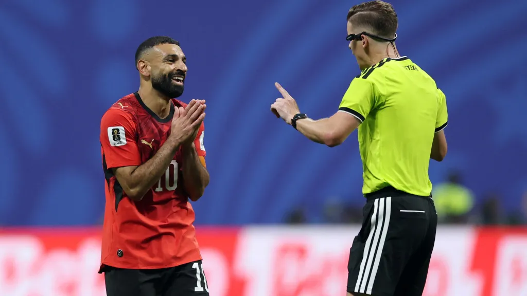 Rozhodčí Francois Letexier a Mohamed Salah