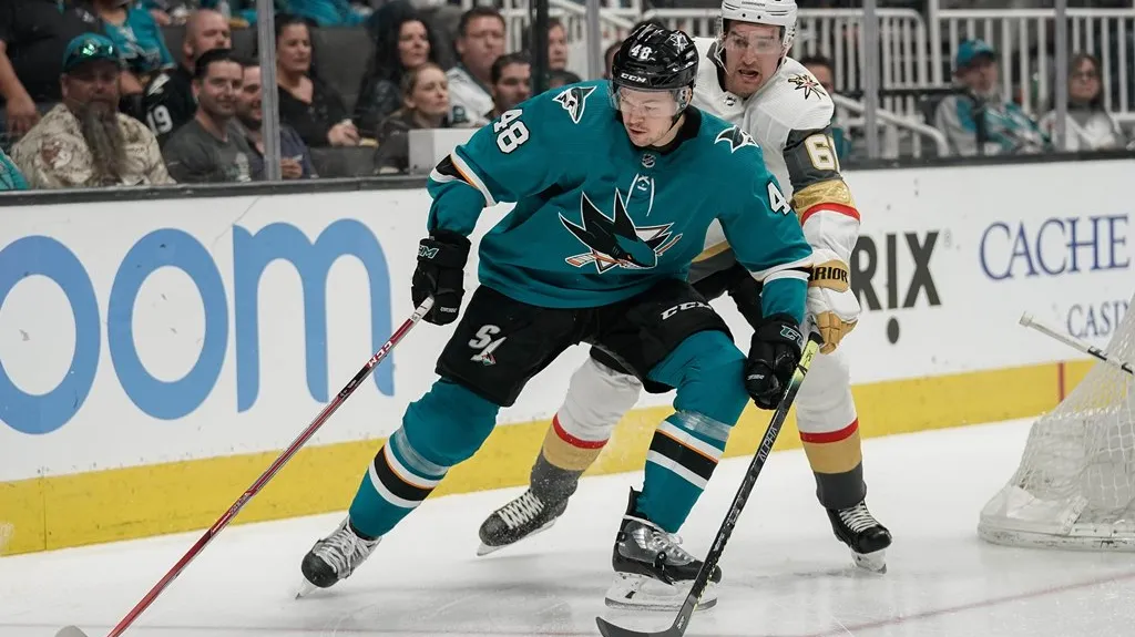 Tomáš Hertl ze San Jose (vlevo) v utkání NHL s Vegas