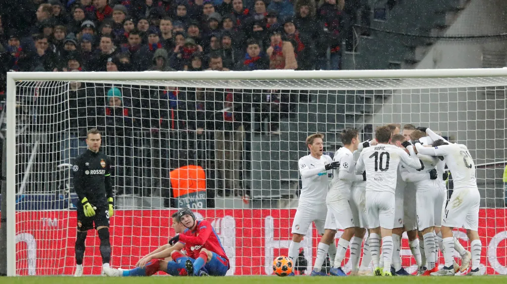Fotbalisté Plzně se radují z gólu na stadionu CSKA Moskva
