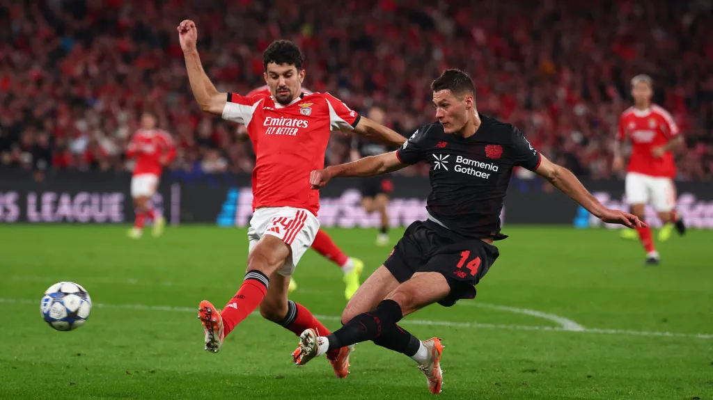 Útočník Leverkusenu Patrik Schick střílí v Lize mistrů na bránu Benfiky Lisabon