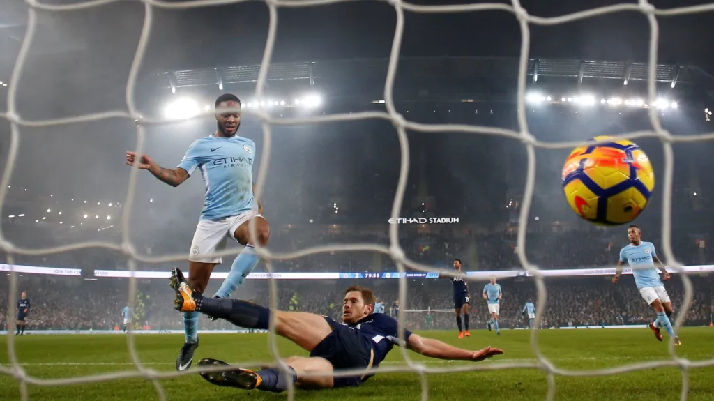 Raheem Sterling střílí čtvrtý gól do sítě Tottenhamu