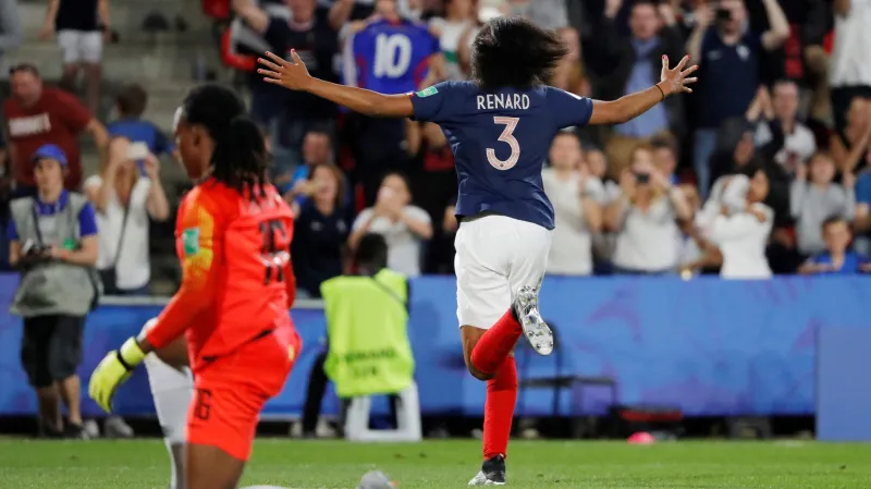 Francouzska Wendie Renardová se raduje z gólu v síti Nigérie