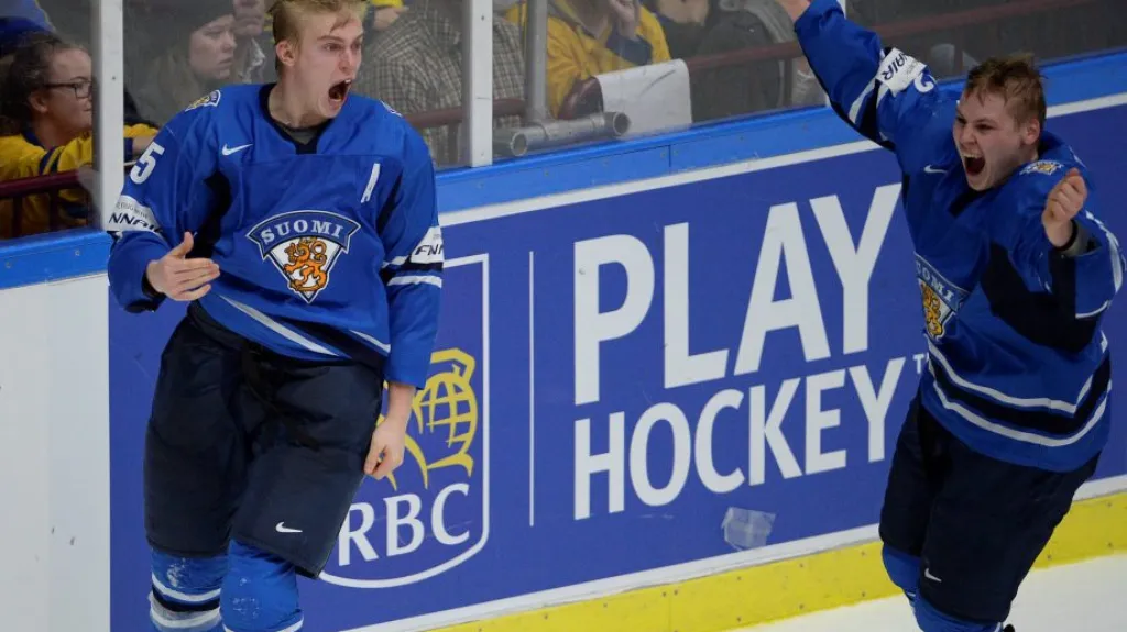 Rasmus Ristolainen (vlevo) se raduje z vítězného gólu