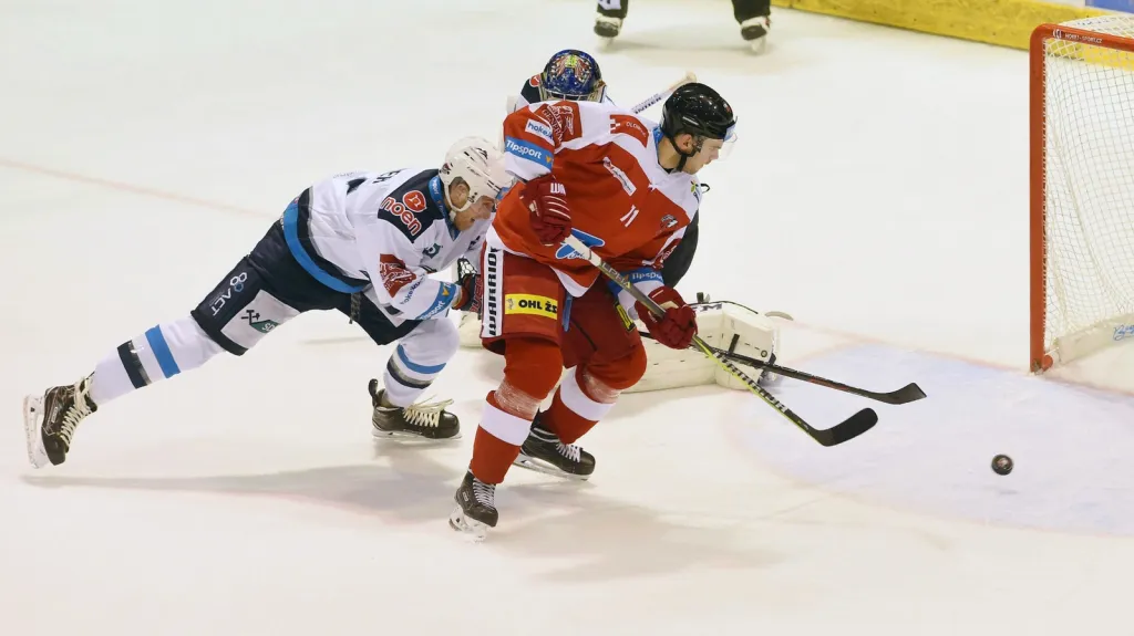 Olomoucký Jakub Herman skóruje proti Chomutovu