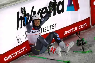Henrik Kristoffersen se raduje ze zisku zlaté medaile z obřího slalomu na MS v Aare
