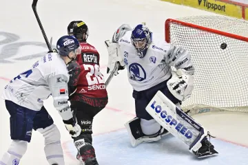 Plzeňský Nick Malík dostává gól proti Spartě