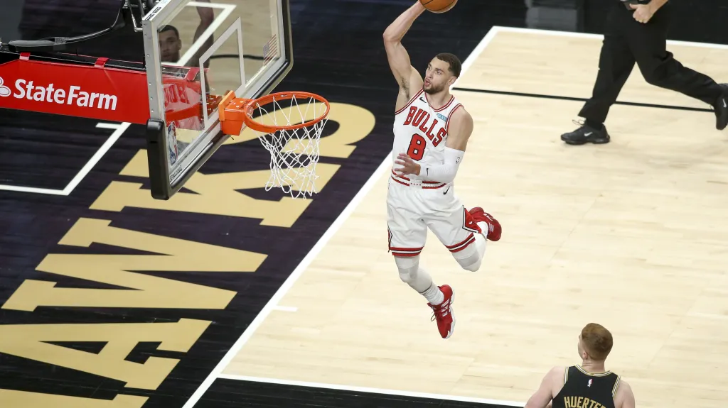 Zach LaVine z Chicaga smečuje do koše v utkání NBA
