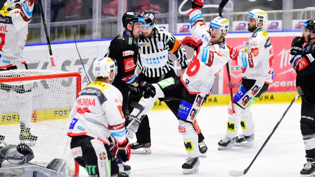 Lukáš Radil slaví gól proti Karlovým Varům