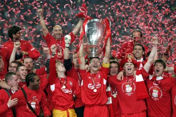 Liverpool FC vítězem Ligy mistrů, Istanbul, 25. května 2005. Vladimír Šmicer a Milan Baroš vpravo od kapitána Stevena Gerarda, jenž drží pohár.