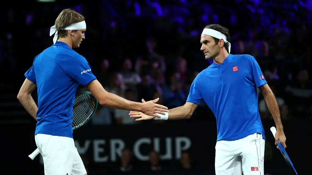 Roger Federer (vpravo) a Alexander Zverev v utkání Laver Cupu